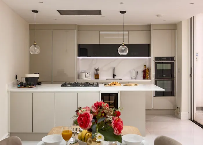 3-Bdr Stunning Lux Villa Parking Central London